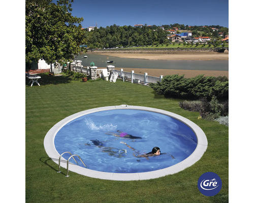 Rundpool mit schwimmenden Personen auf Rasenfläche mit Leiter und Gre Logo