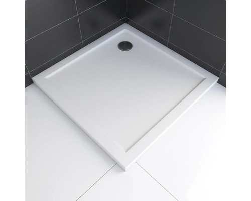 Eckige, flache Duschwanne aus Sanitäracryl mit Ablaufgarnitur im Badezimmer