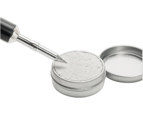 Lötspitze wird in Lötfett gereinigt