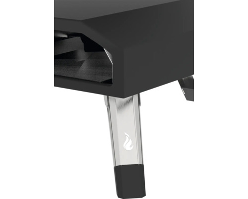 Detailansicht eines Pizzaofens mit Edelstahlfuß und Flammensymbol