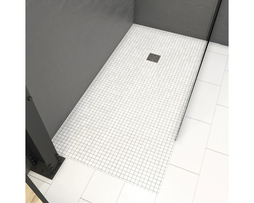 Ebenerdige Dusche mit Mosaikfliesen und Abflussrinne