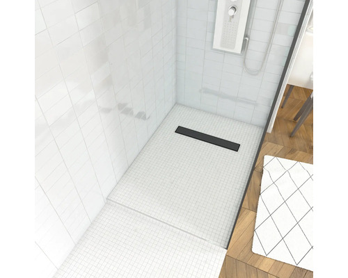 Badezimmer mit Dusche, Duschrinne, weißen Fliesen und Holzboden