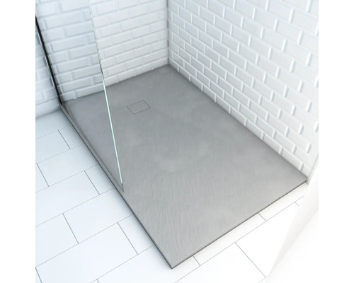 Ebenerdige Dusche mit rechteckiger Duschwanne, Duschabtrennung aus Glas und weißen Metrofliesen.