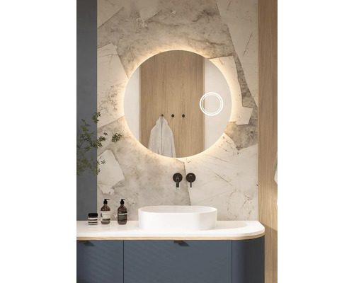 Modernes Badezimmer mit rundem Spiegel, Waschtisch und Armaturen
