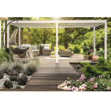 Szene mit Pergola, Sitzgruppe und Hängekorb auf einer Holzterrasse in einem Garten.