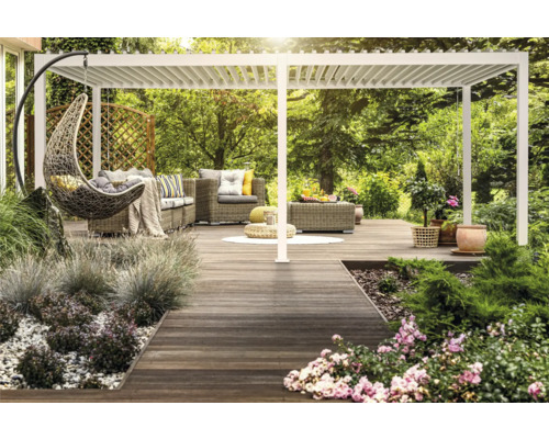 Szene mit Pergola, Sitzgruppe und Hängekorb auf einer Holzterrasse in einem Garten.