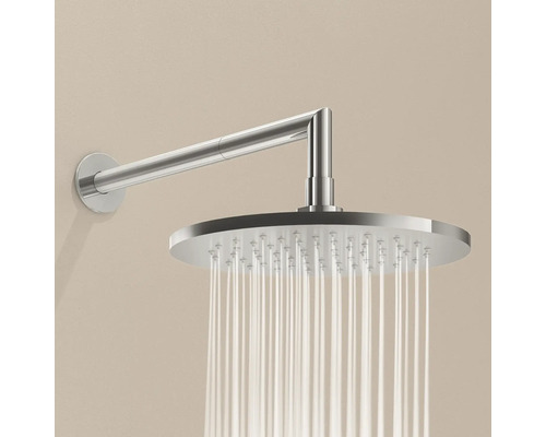 Regendusche mit Wandarm im Badezimmer