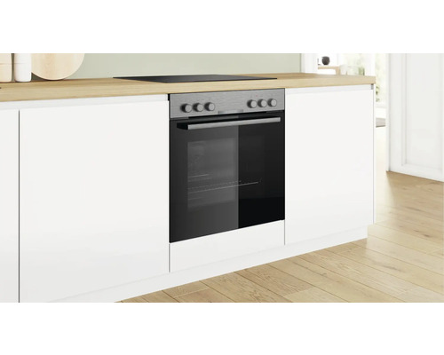 Einbauherd mit Kochfeld in einer hellen Küche