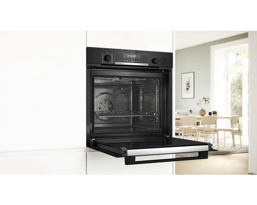 Einbauherd mit geöffneter Tür in einer Küchenzeile