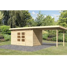 Holzgartenhaus mit Anbau auf gepflasterter Fläche im Garten