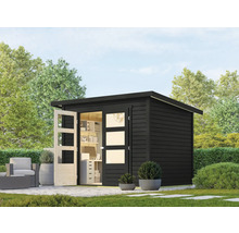 Gartenhaus mit geöffneten Türen und Gartenmöbeln im Hintergrund