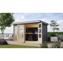 Gartenhaus mit Werkbank und geöffneten Doppeltüren in einem Garten