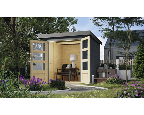 Gartenhaus mit geöffneten Doppeltüren und Möblierung im Garten