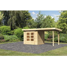 Gartenhaus mit Anbau auf gepflasterter Fläche vor Büschen und Bäumen