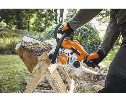 Person sägt Holzscheit mit Stihl Motorsäge auf Holzbock