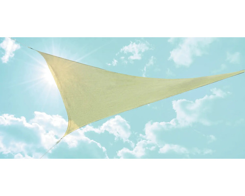 PeddyShield DINAH Dreiecksonnensegel 3,6 x ,3,6 x 3,6 m, HDPE 135 g/m² wind- und wasserdurchlässig, weizen gestreift Dreieckiges Sonnensegel vor blauem Himmel