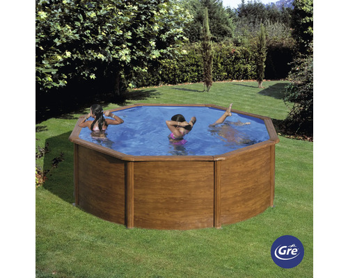 Achteckiger Pool aus Holz mit Personen im Garten und Gre Logo.