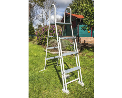 Schwimmbadleiter aus Metall mit Kunststoffstufen im Garten