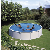Achtkantiges Schwimmbecken mit Personen im Garten