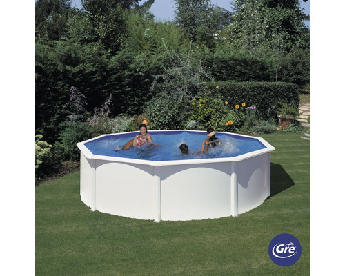 Aufstellpool im Garten mit spielenden Personen im Wasser