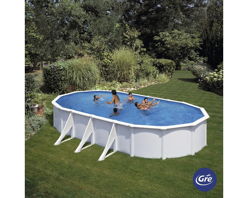 Ovaler Pool im Garten mit spielenden Personen