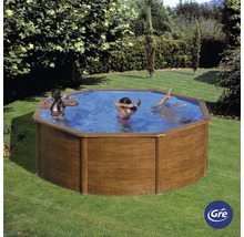 Achtkantiger Swimmingpool aus Holz mit badenden Personen im Garten