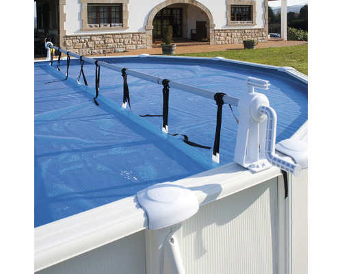 Aufroller für Poolabdeckung auf einem Pool im Außenbereich