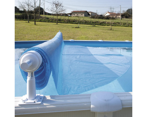 Aufroller für Poolabdeckung auf einem Pool