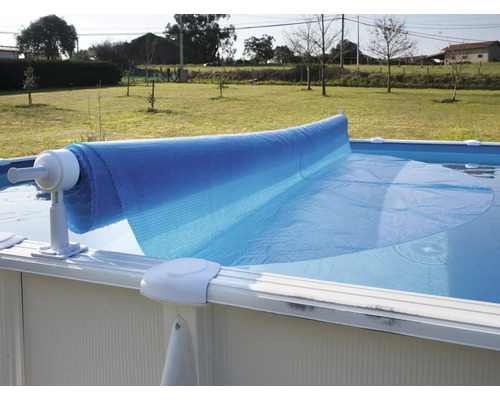 Aufgerollte Poolabdeckung auf einem Pool