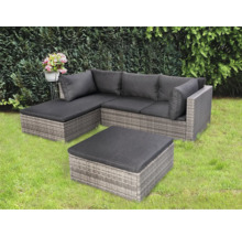 Gartensitzgruppe mit Ecksofa, Kissen und Hocker auf einer Rasenfläche vor einer Hecke
