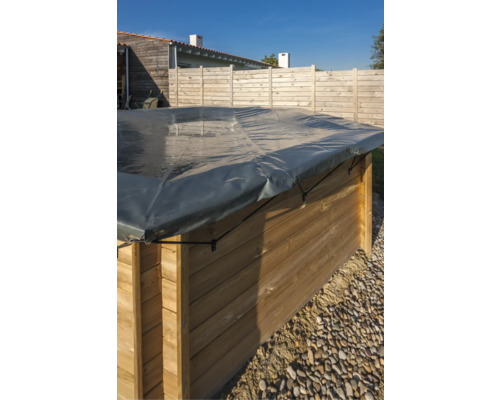 Holzpool mit grauer Poolabdeckung im Garten