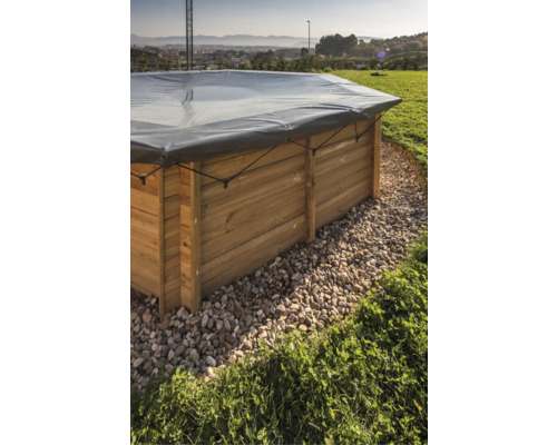 Holzpool mit Abdeckung und Kiesumrandung im Garten
