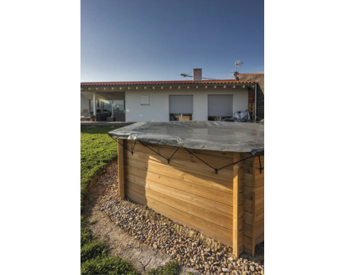 Holzpool mit Abdeckung im Garten vor einem Haus