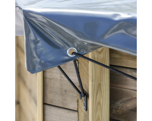 Detailansicht einer Plane mit Öse und Gummiseilbefestigung an einer Holzkonstruktion