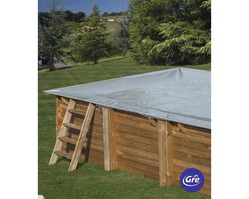 Holzpool mit Abdeckung und Leiter im Garten. Gre Logo.