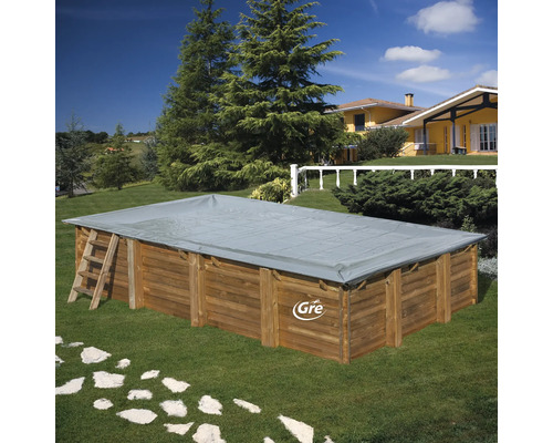 Holzpool mit Abdeckung und Leiter im Garten