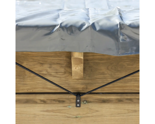 Holzpool mit Abdeckplane und Spannseilbefestigung