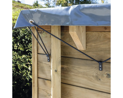 Detailansicht einer Holzkonstruktion mit Plane und Befestigungsseilen