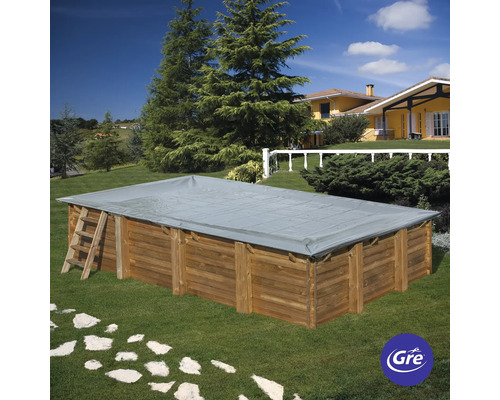 Holzpool abgedeckt mit einer grauen Plane im Garten