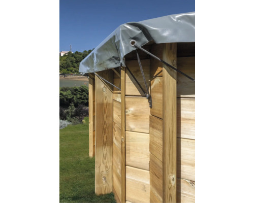 Detailansicht eines Holzgartenschranks mit grauer Plane und Seilbefestigung