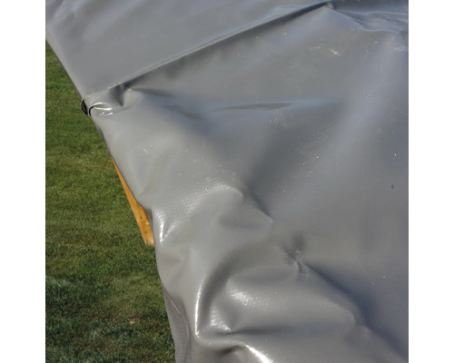 Graue Schutzplane im Aussenbereich