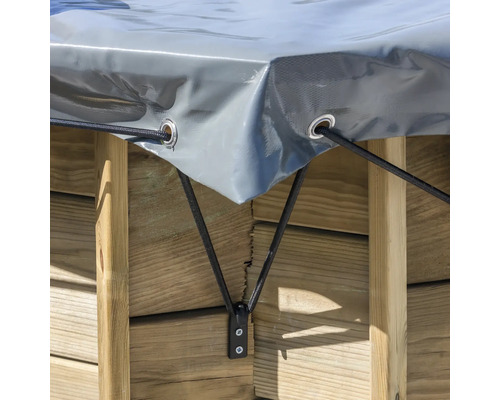 Detailaufnahme einer Poolabdeckung mit Befestigung an einem Holzpool