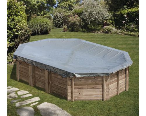 Abgedeckter Holzpool im Garten