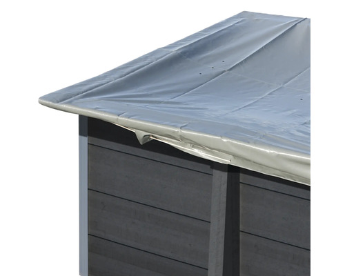 Detailansicht eines Gerätehauses mit einer Plane zum Schutz