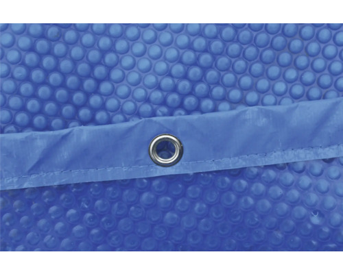 Detailaufnahme einer Poolabdeckung mit Öse