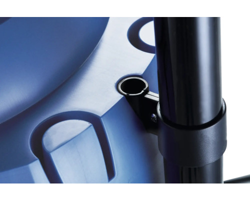 Detailansicht einer blauen Arbeitsplattform mit schwarzer Stange und Halterung