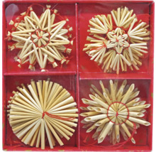 Vier Strohsterne in einer roten Box für die Weihnachtsdekoration.