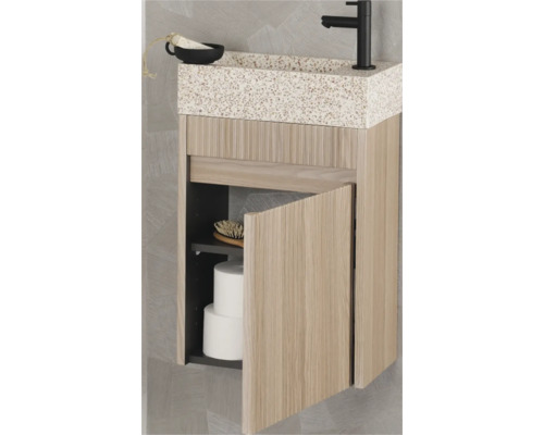 Waschtischunterschrank mit offenem Fach und Sanitärartikeln