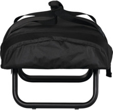 Rucksackstuhl mit schwarzem Gestell und Rucksack