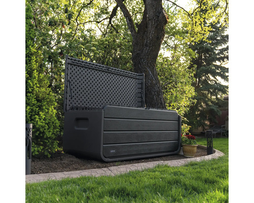 Geöffnete Gartenbox aus Kunststoff im Garten